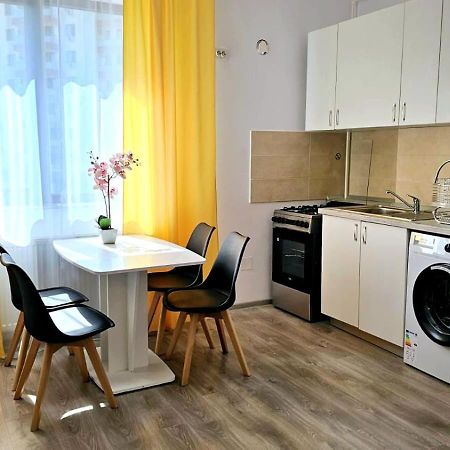 Evelyn Modern Apartment Near Palas Iasi Exterior photo