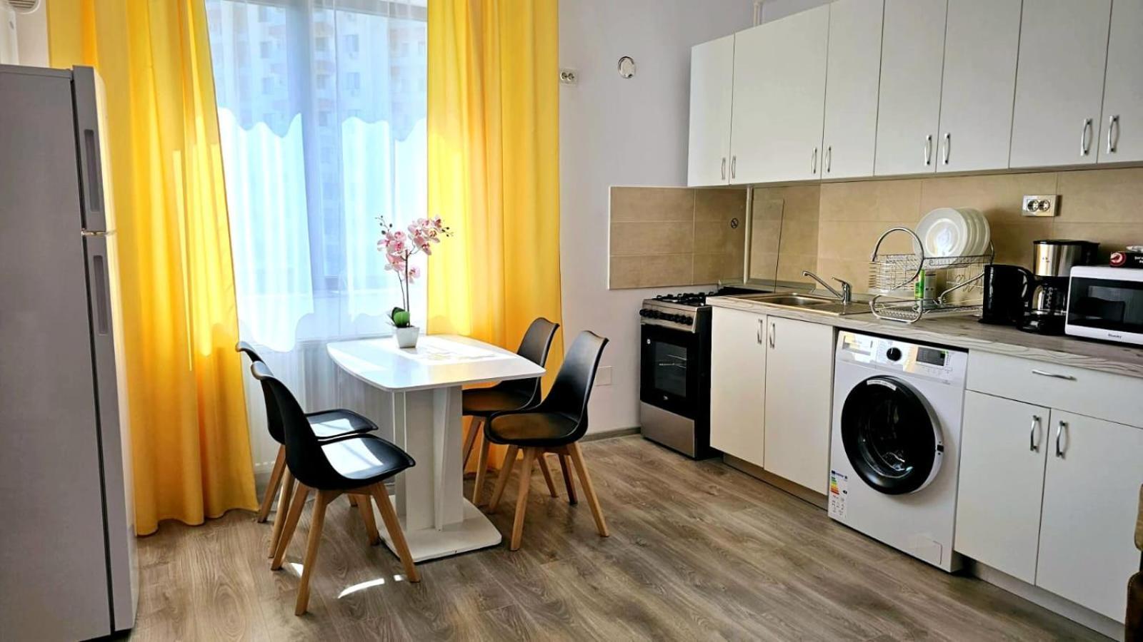 Evelyn Modern Apartment Near Palas Iasi Exterior photo